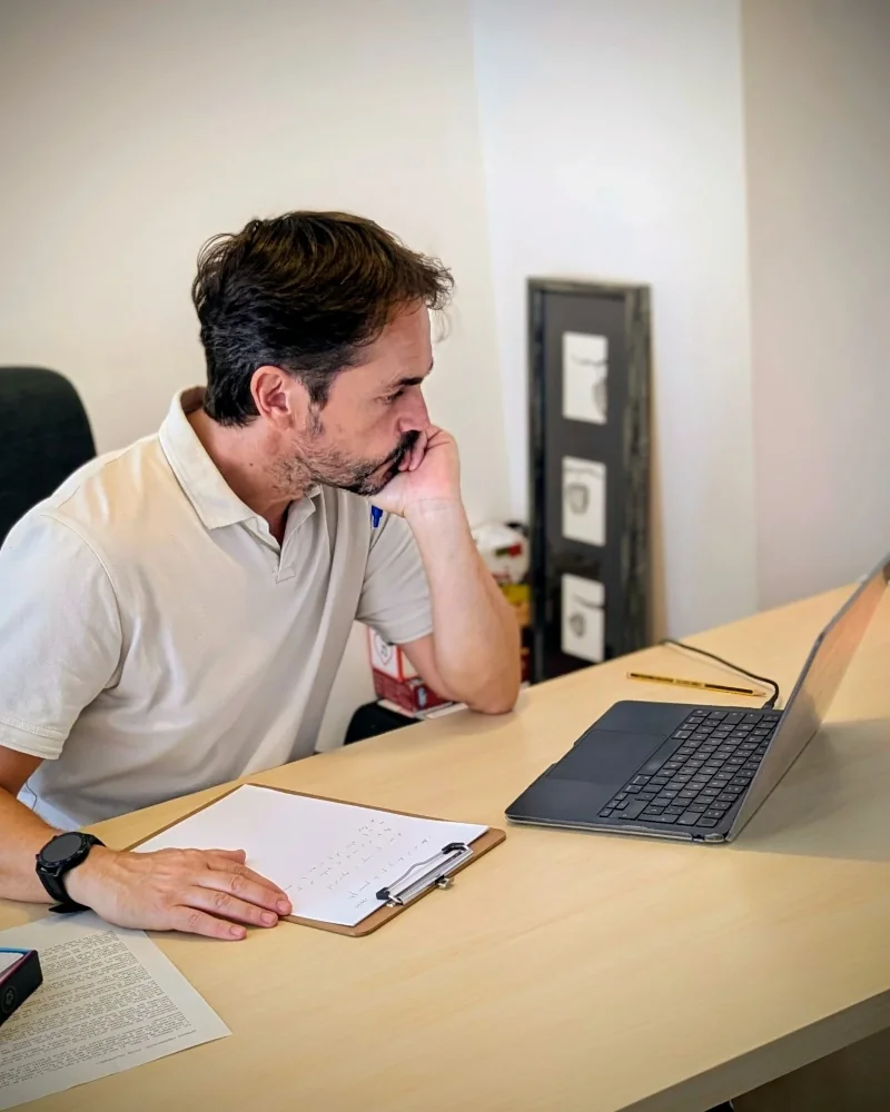 Javi Cáceres, psicólogo especializado en terapia breve, durante una sesión de terapia online desde su consulta en Roses